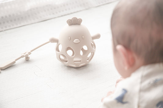 【赤ちゃんの不思議】舐める・落とす・崩すは天才への第一歩？イタズラに見える行動の理由とおすすめおもちゃ